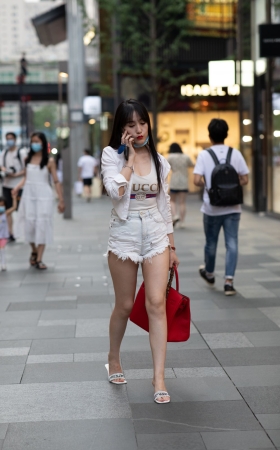 热裤小姐姐