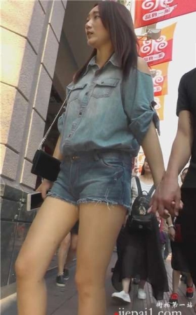 街拍牛仔热裤饱满美三角妹纸 [1.54 GB]