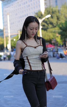 苗条而翘臀的紧牛小姐姐 [21P]
