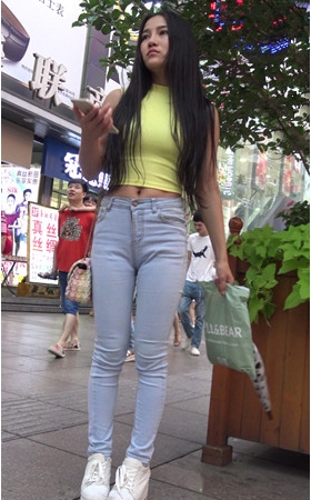 牛仔紧身裤长发美女