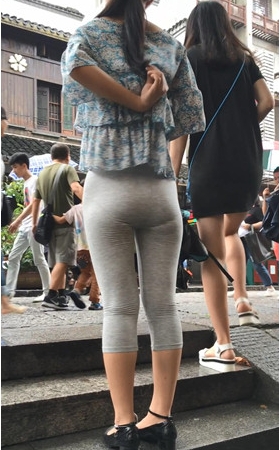 灰色紧身裤妹子