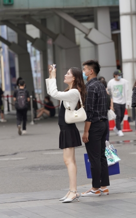 百褶裙美腿