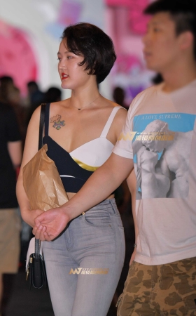 夜拍性感牛仔少妇 [23P]