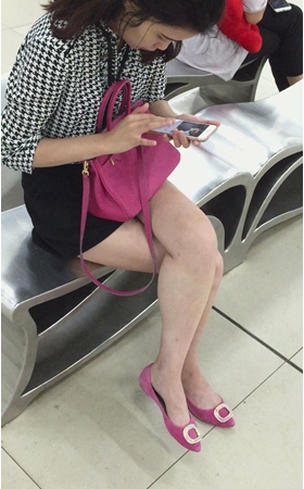 商场休息区拍摄美腿玉足美眉