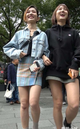 4K - 气质街拍美女姐妹边走边拍 [1.88 GB/MP4]