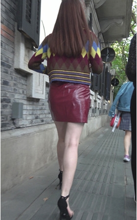 吸烟的红色皮裙MM