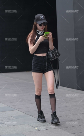黑色热裤小姐姐 [16P]