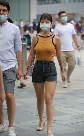 玻璃街拍作品 - 性感黑色热裤女友