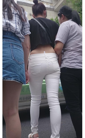 白裤紧身露腰妹