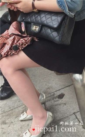 肉色丝袜美足美腿女神公交站等车。