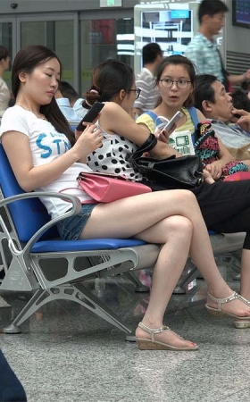 年轻姑娘的长腿玉足再加抖脚，你应该会喜欢