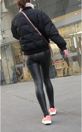 三组紧身皮裤美女