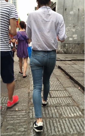 紧身牛仔裤妹子