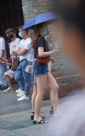 漂亮的热裤美女