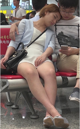 趴在男友肩上睡觉的小妹
