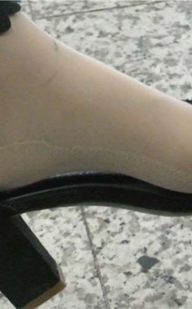 4k-候车室特写丝袜性感美女的凉高玉足