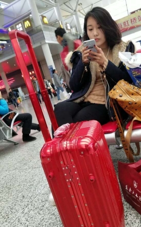 4k视频，高铁站候车室偶遇超清纯美颜气质小美女