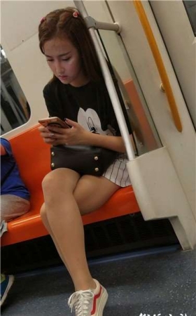 4k超清，地铁玩手机入迷的美腿娇小可爱气质美眉
