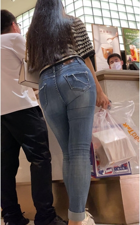 紧身牛仔长发美女