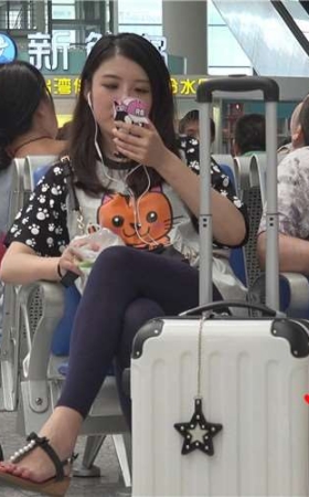 4k-高铁站一直玩手机的美女，干净的坡高跟玉足迷人。