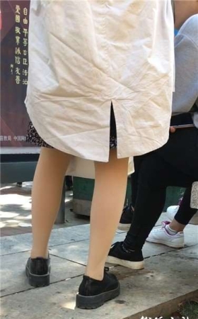 街拍丝足美女