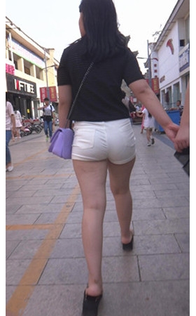 白色紧身小热裤