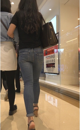商场里的牛仔妹子