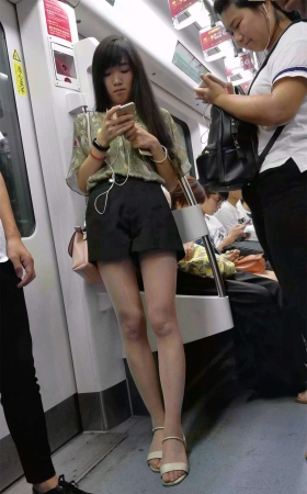 浅绿色上衣黑色短裤长发美女