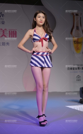 笔直的大长腿美女 [17P]