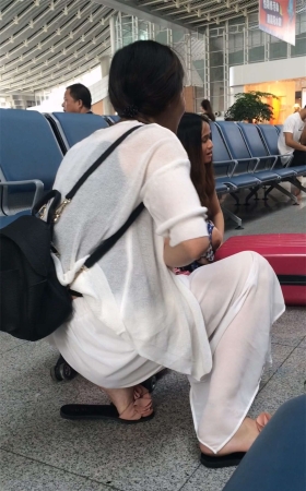 车站白色纱裙美眉若隐若现