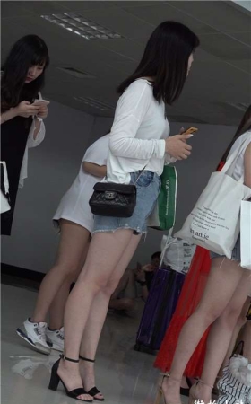 4K 牛仔热裤美腿凉高跟街拍美女小姐姐 [1.39 GB]