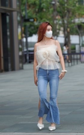 紧牛美眉
