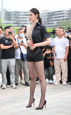 黑色短裤丝袜搭配