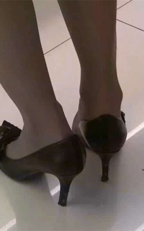 高跟美女的鞋子很合适吧