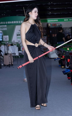 黑色长裙美背