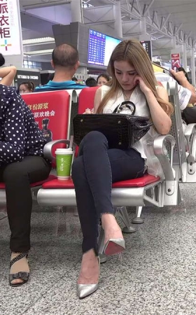 来点不一样的风味：漂亮金发女孩的纯粹超高跟诱惑