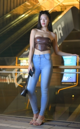 夜拍蓝色牛仔裤美女