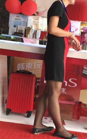 漂亮的黑色丝袜导购OL美女