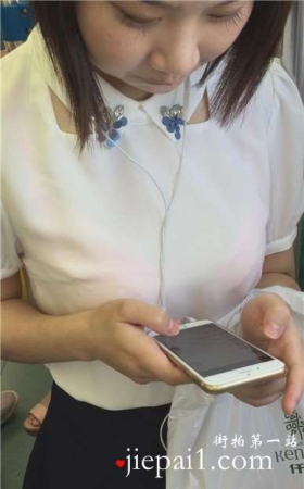 地铁上拍摄两位可爱清纯小清新妹子。