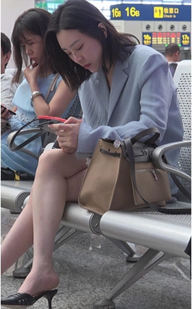白嫩漂亮美女