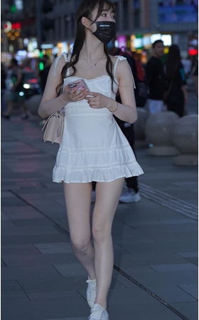 白净的吊带裙小姐姐(94P)