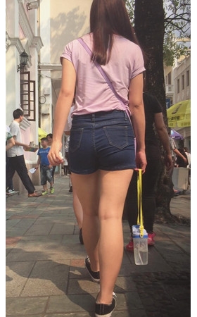 牛仔热裤丰腴妹子