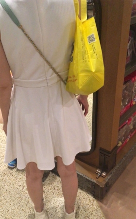 白色连衣裙少妇给女儿买洋娃娃