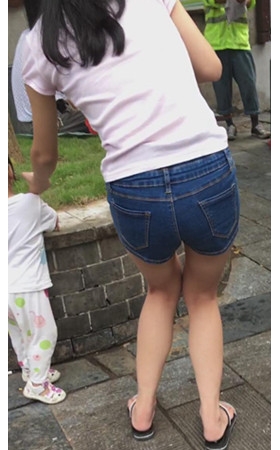 带孩子的牛仔热裤美妇