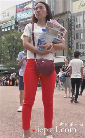 街拍红裤美臀性感美女街头做调查 [676 MB]