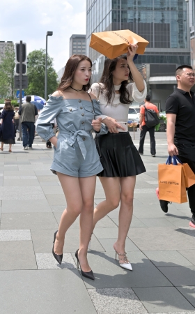 黑白高跟美腿姐妹花
