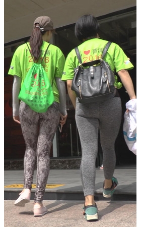 丰满和苗条的两个紧身妹子