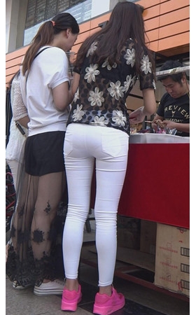 白裤紧身内痕妹子