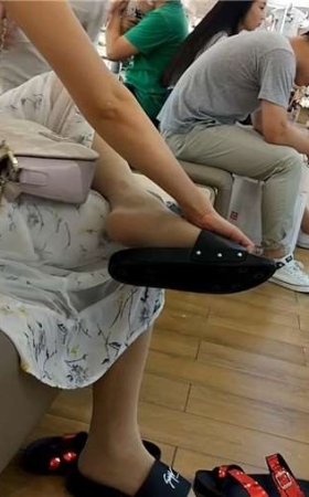 鞋柜试鞋的连衣裙龅牙小妹