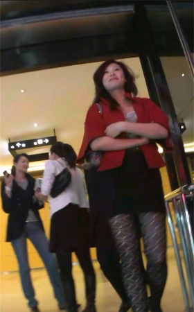 黑丝美熟女和大款一起看电影